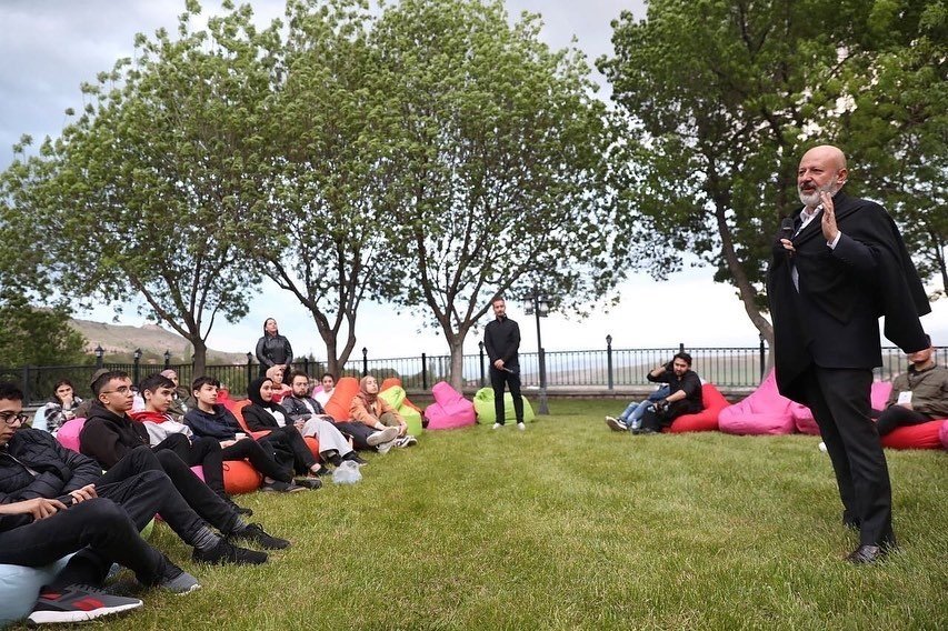 Başkan Çolakbayrakdar; “gençlerimiz, Dünyada Ses Getirecek Çalışmalara İmza Atacak”