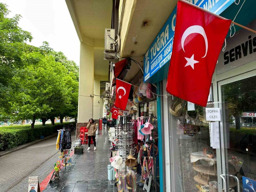 19 Mayıs’ta Dükkânlar Türk Bayraklarıyla Donatıldı