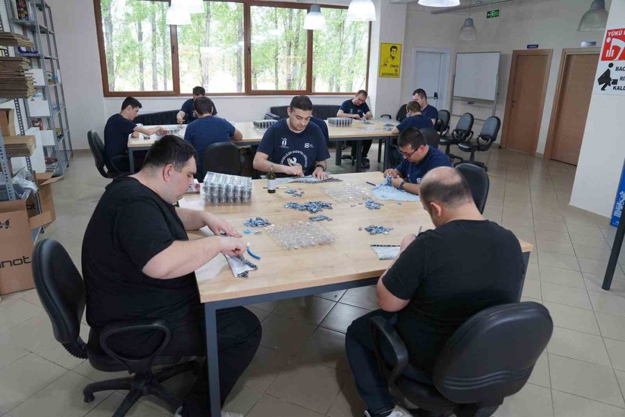 Tepebaşı’nda İstihdam Edilen 52 Özel Birey 14 Milyon Parçayı Monte Etti