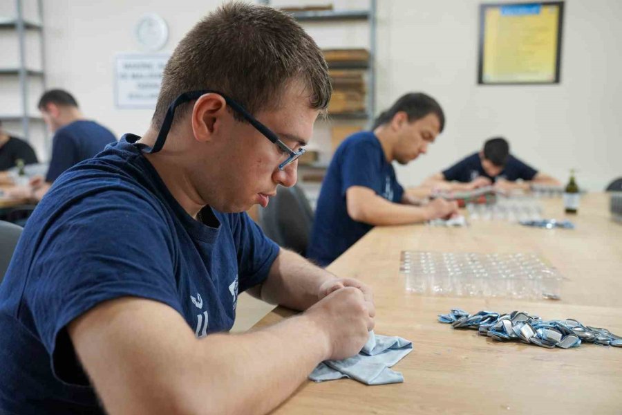 Tepebaşı’nda İstihdam Edilen 52 Özel Birey 14 Milyon Parçayı Monte Etti