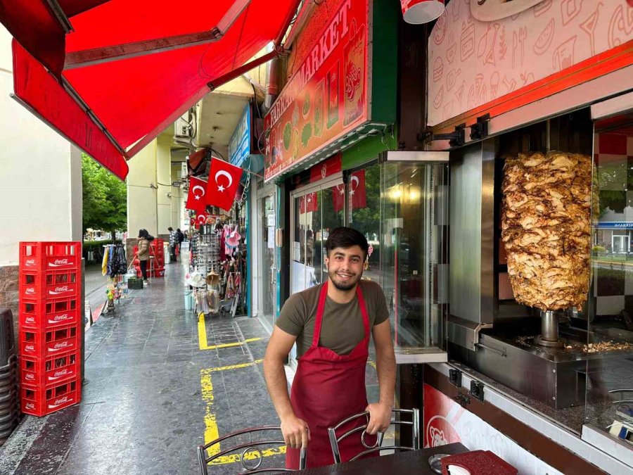 19 Mayıs’ta Dükkânlar Türk Bayraklarıyla Donatıldı