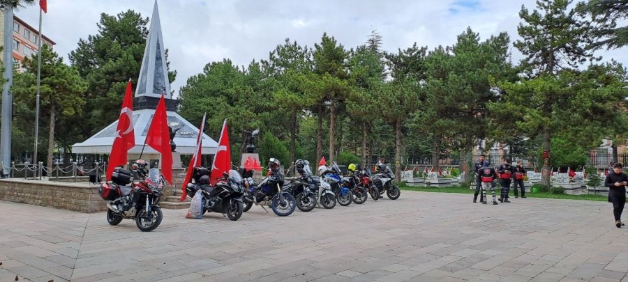 Motosikletli Grup 19 Mayıs’ta Şehitlikte Dua Etti