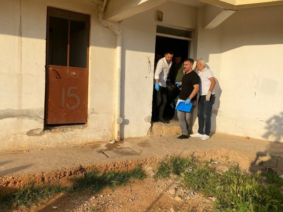 Tartıştığı Eşini Bıçaklayarak Öldürüp Yakınlarını Aradı