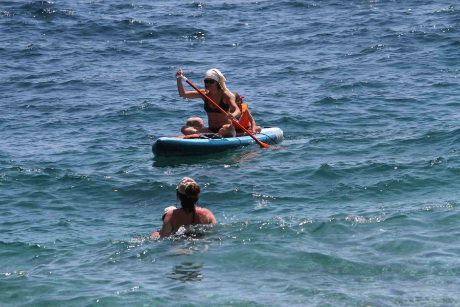 Doğu’da Karla Mücadele, Antalya’da İse Deniz Keyfi