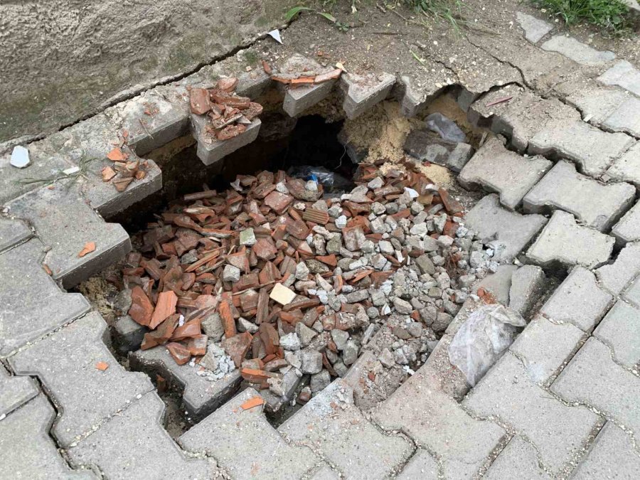 Yoldaki Göçük Endişe Oluşturuyor