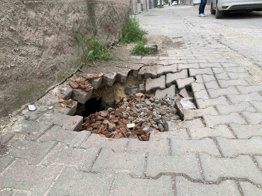 Yoldaki Göçük Endişe Oluşturuyor