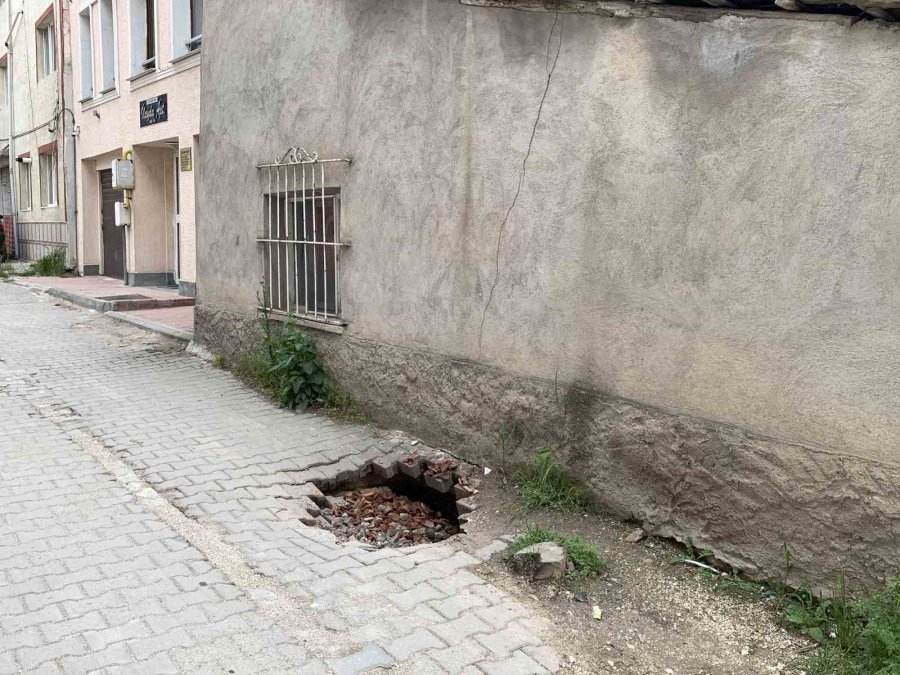 Yoldaki Göçük Endişe Oluşturuyor