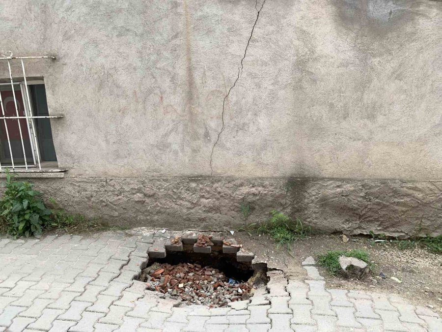 Yoldaki Göçük Endişe Oluşturuyor