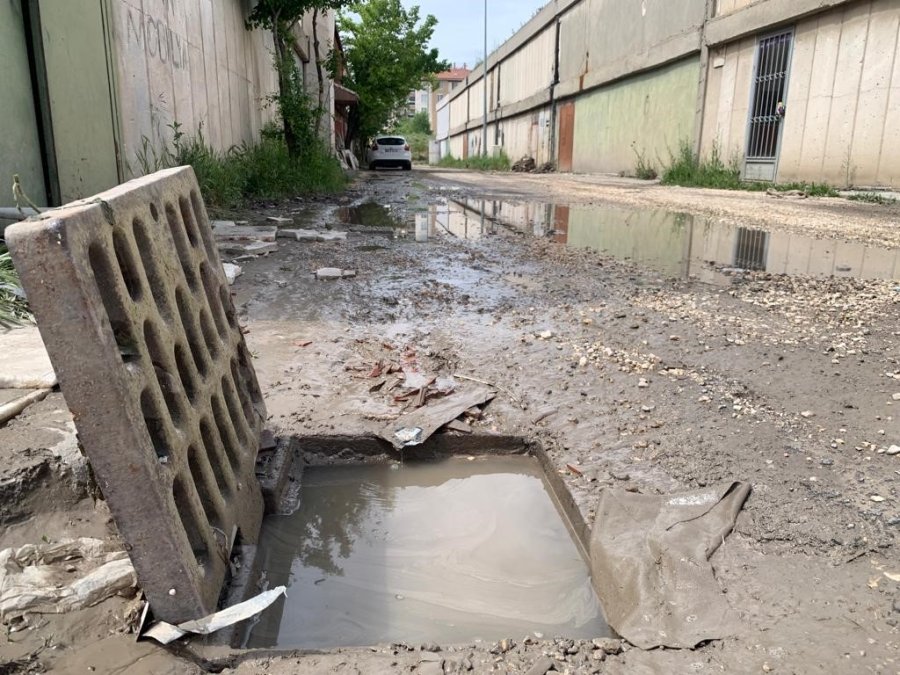 Bu Dükkânları Her Yağmurda Su Basıyor