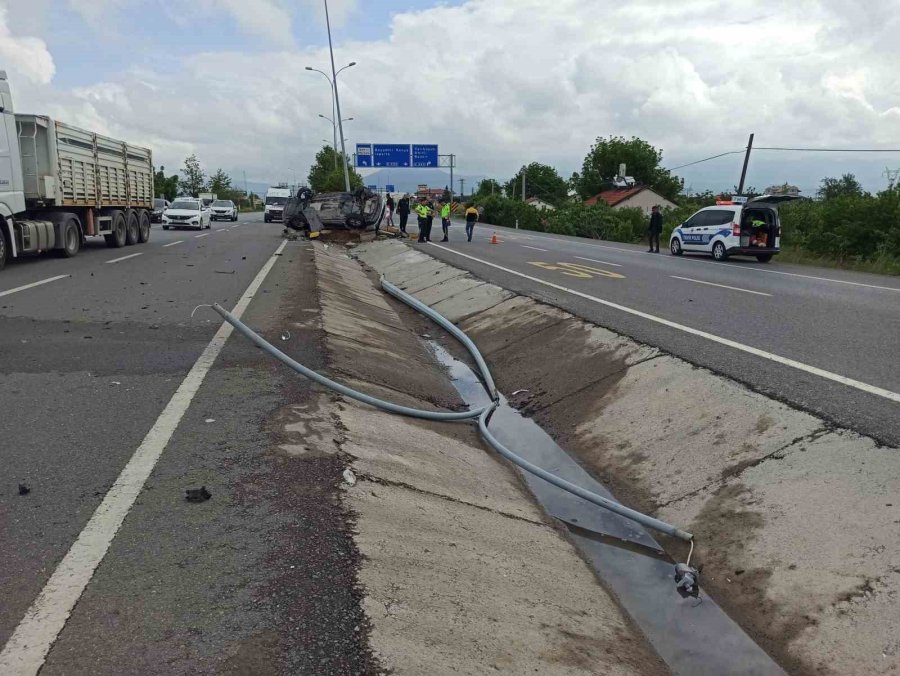 Takla Atarak Hurdaya Dönen Otomobilden Aynı Aileden 5 Kişi Yaralandı