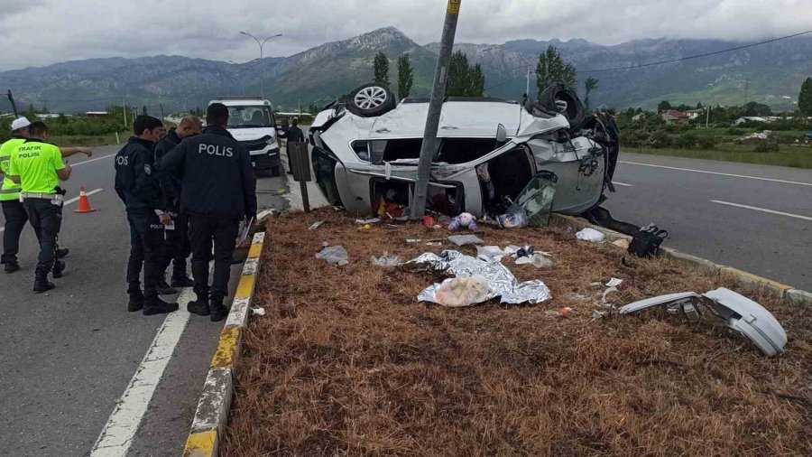 Takla Atarak Hurdaya Dönen Otomobilden Aynı Aileden 5 Kişi Yaralandı