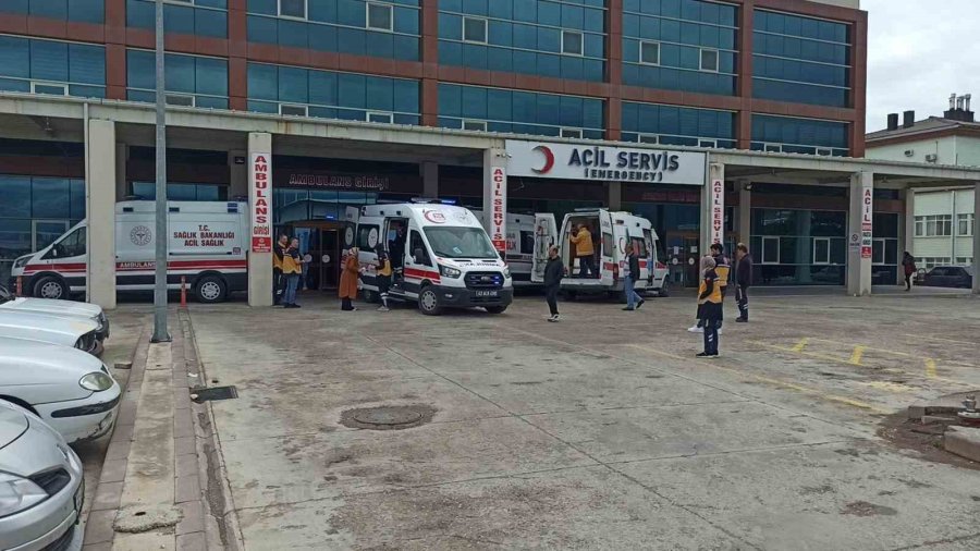 Takla Atarak Hurdaya Dönen Otomobilden Aynı Aileden 5 Kişi Yaralandı