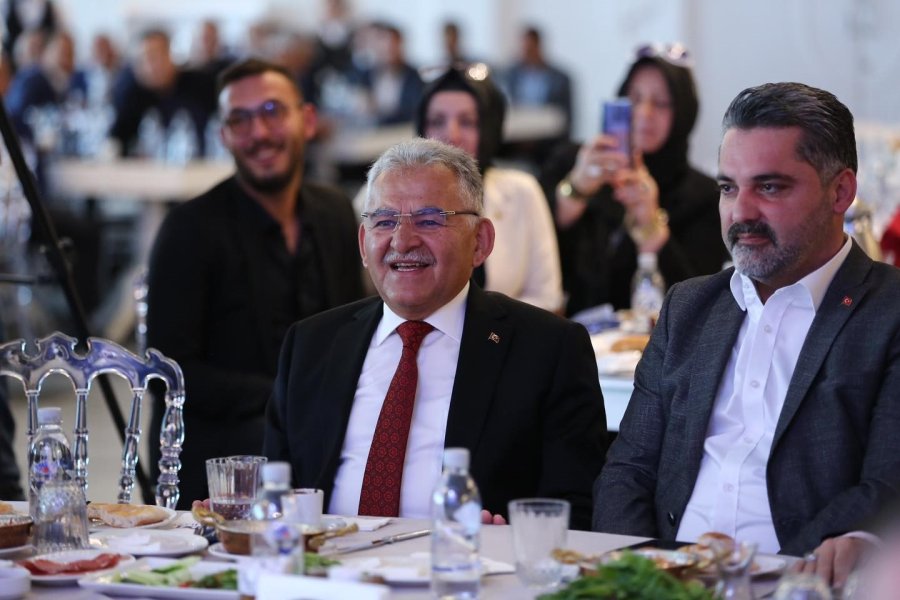 Bakan Akar Ve Başkan Büyükkılıç Muhtarlarla Görüştü