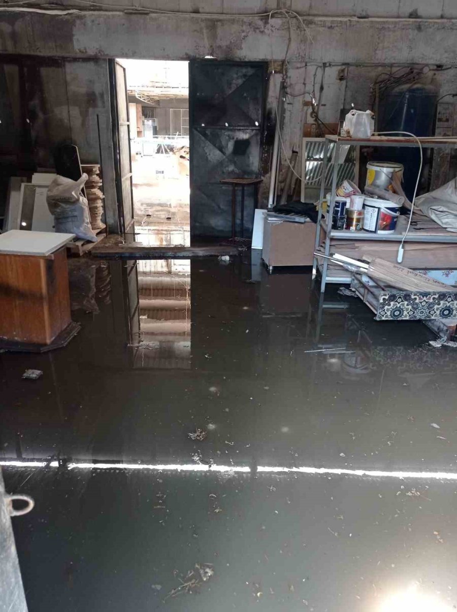 Bu Dükkânları Her Yağmurda Su Basıyor