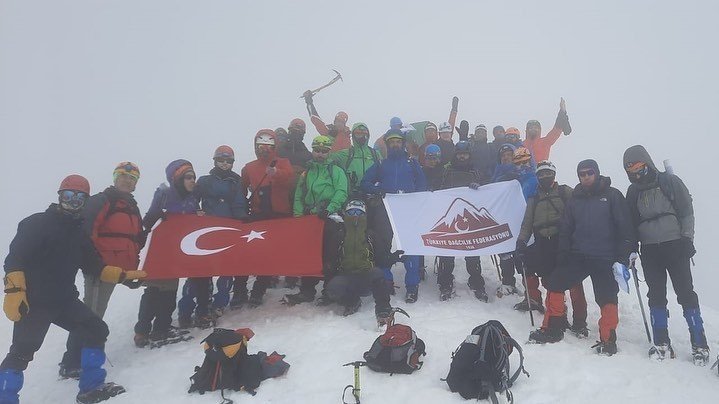 Dağcılardan Anlamlı Tırmanış