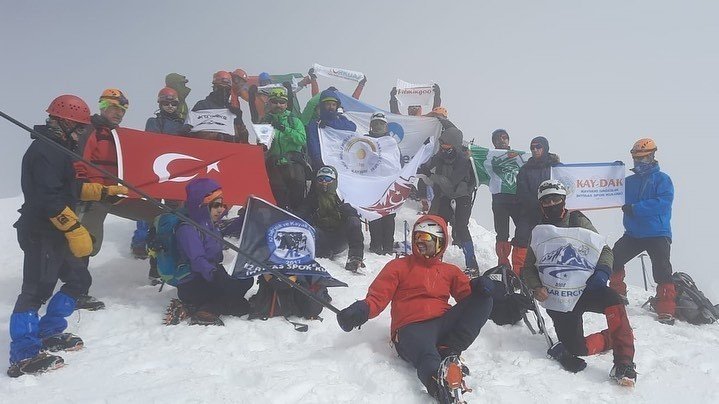 Dağcılardan Anlamlı Tırmanış