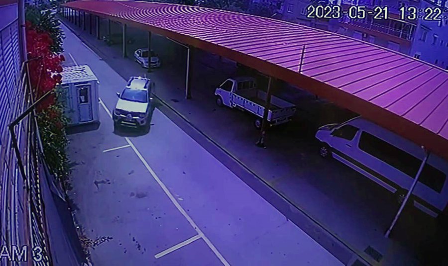 Afacanların Araba Sürme Sevdası İş Yerinin Duvarında Son Buldu