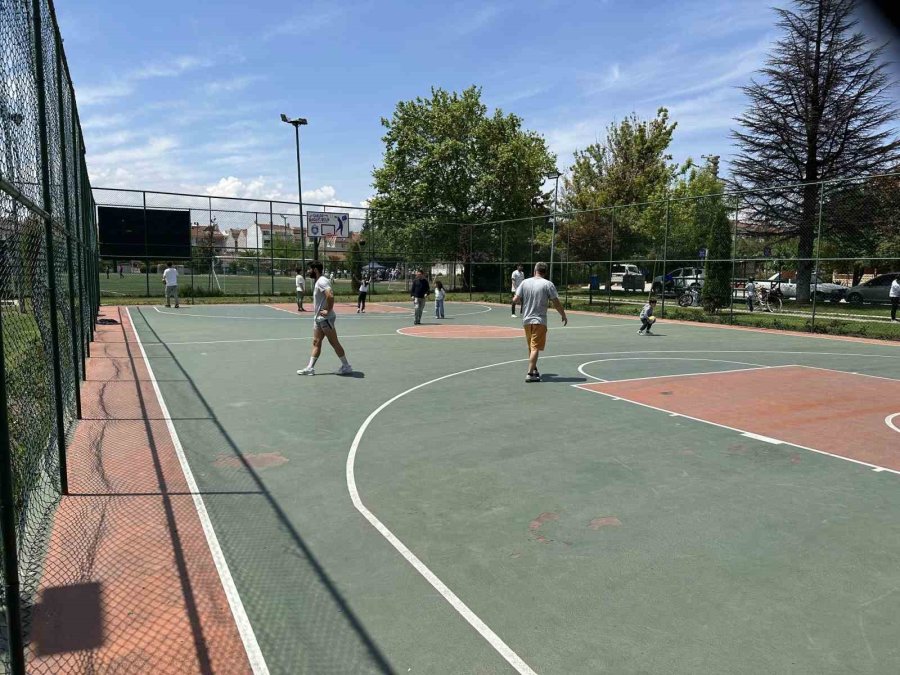 Güneşli Havayı Fırsat Bilen Vatandaşlar Soluğu Parklarda Aldı