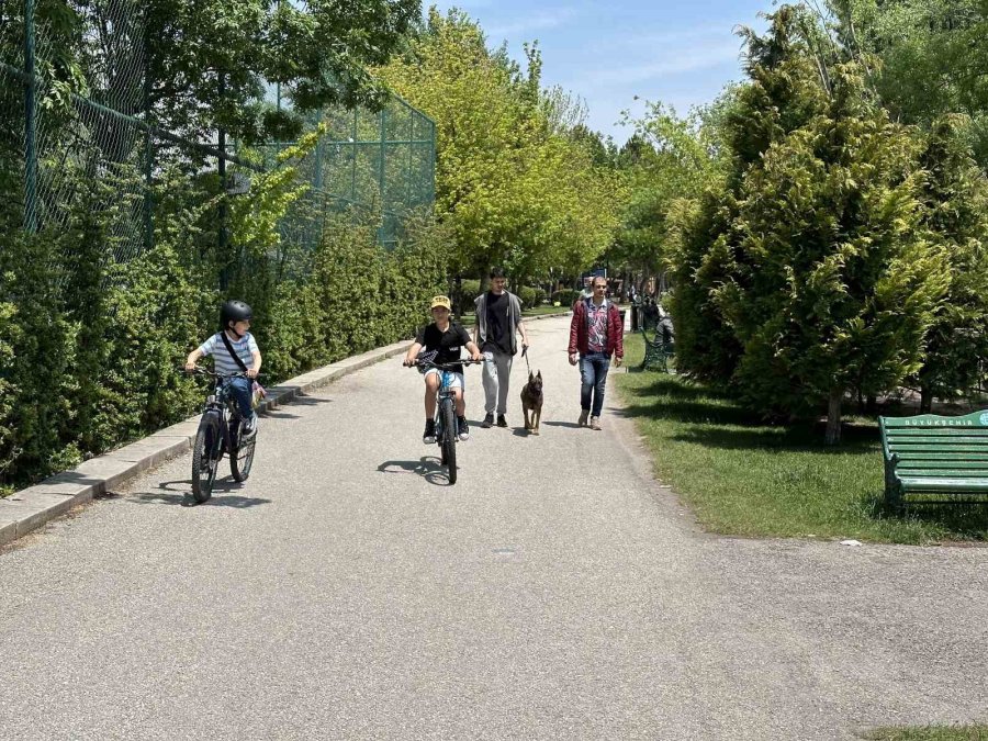 Güneşli Havayı Fırsat Bilen Vatandaşlar Soluğu Parklarda Aldı