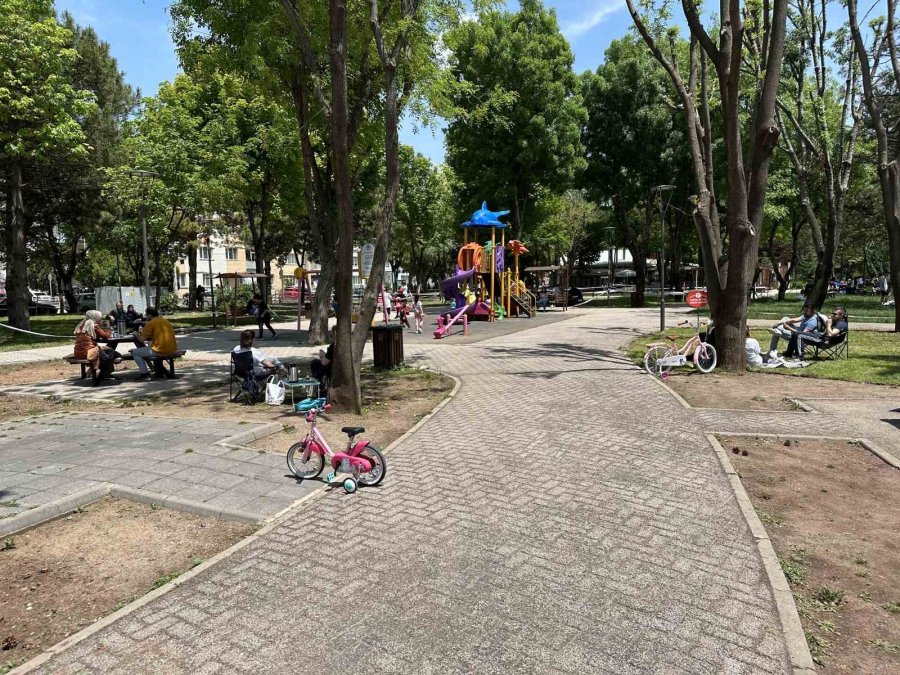 Güneşli Havayı Fırsat Bilen Vatandaşlar Soluğu Parklarda Aldı