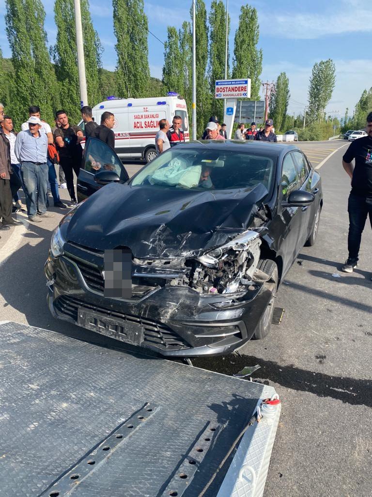 Konya’da İki Otomobil Çapıştı: 1 Ölü, 2 Yaralı