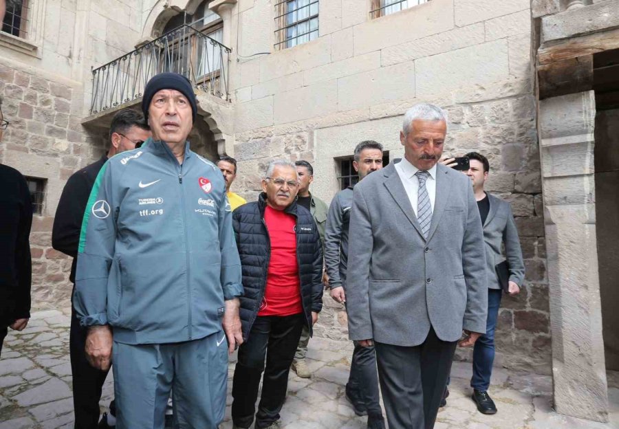 Bakan Akar Ve Başkan Büyükkılıç Doğa Yürüyüşüne Katıldı