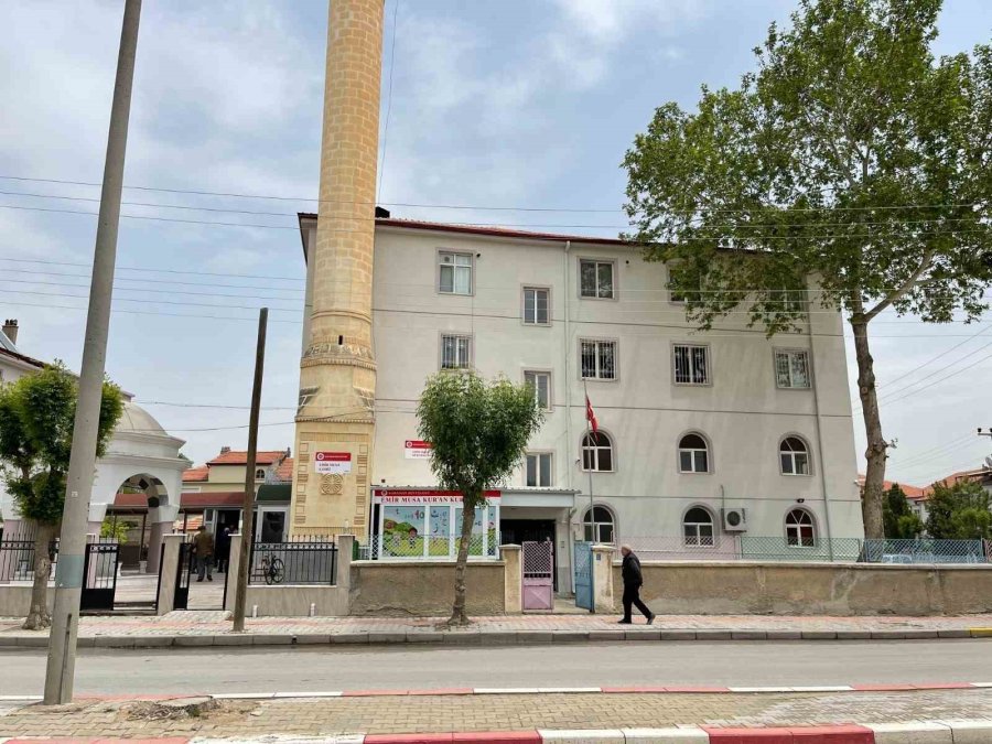 Karaman’da Kaldırım Taşıyla Caminin Camları İle Şadırvanına Hasar Verildi