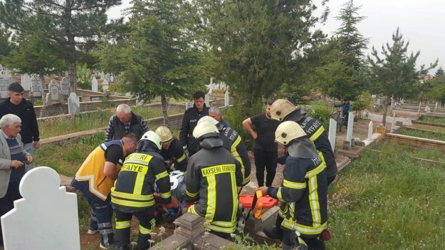 Kazada Araçta Sıkışan Sürücü İtfaiye Ekipleri Tarafından Kurtarıldı