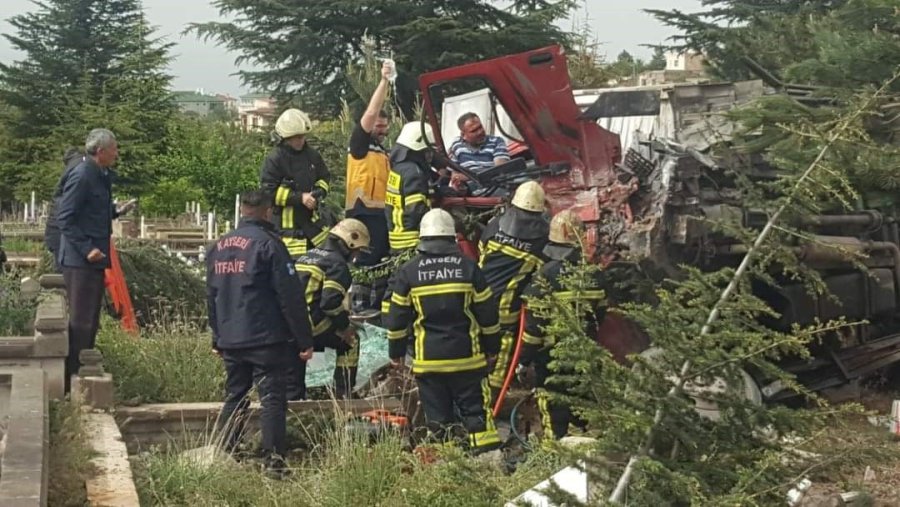 Kazada Araçta Sıkışan Sürücü İtfaiye Ekipleri Tarafından Kurtarıldı