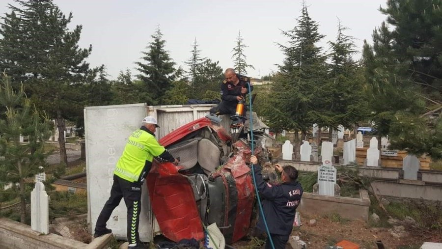 Kazada Araçta Sıkışan Sürücü İtfaiye Ekipleri Tarafından Kurtarıldı