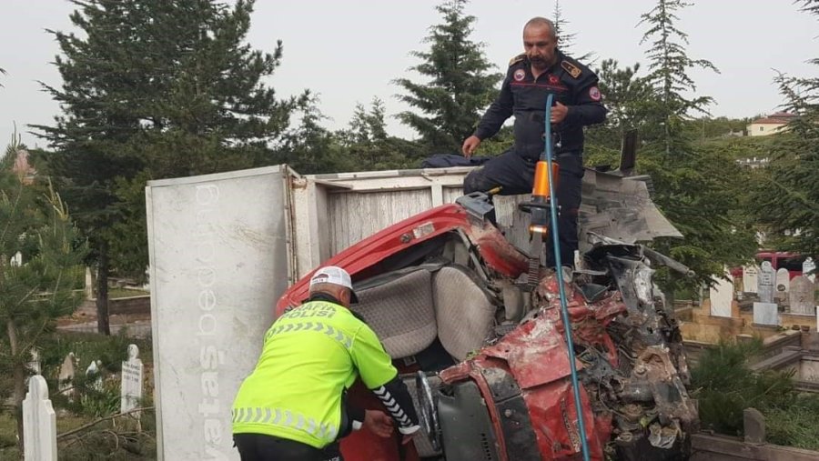 Kazada Araçta Sıkışan Sürücü İtfaiye Ekipleri Tarafından Kurtarıldı