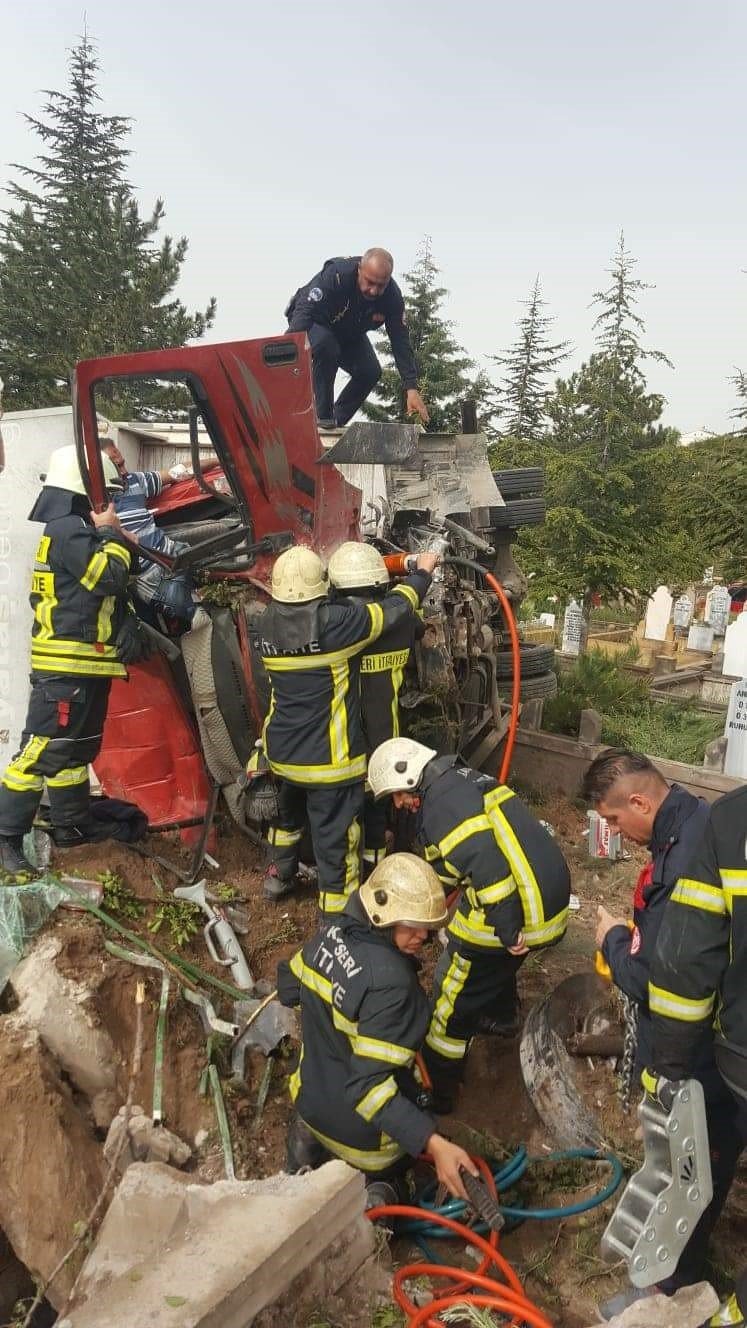 Kazada Araçta Sıkışan Sürücü İtfaiye Ekipleri Tarafından Kurtarıldı