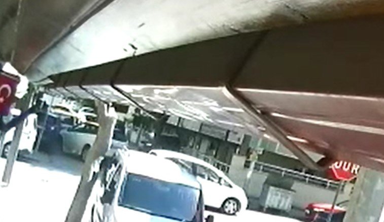 2 Araç Çarpıştı, En Büyük Hasarı Park Halindeki Otomobil Aldı