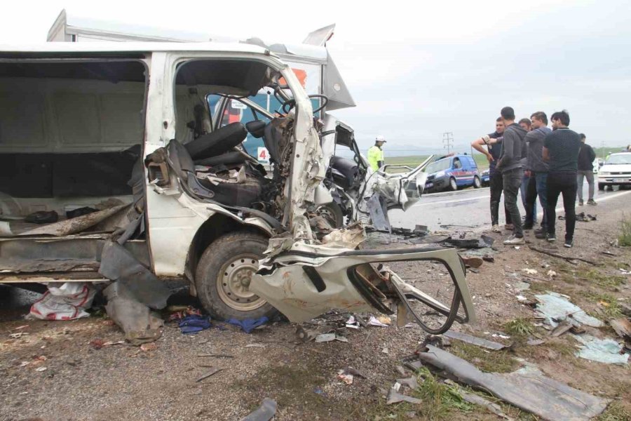 Konya’da Kamyonetle Minibüs Çarpıştı: 2 Ölü, 3 Yaralı