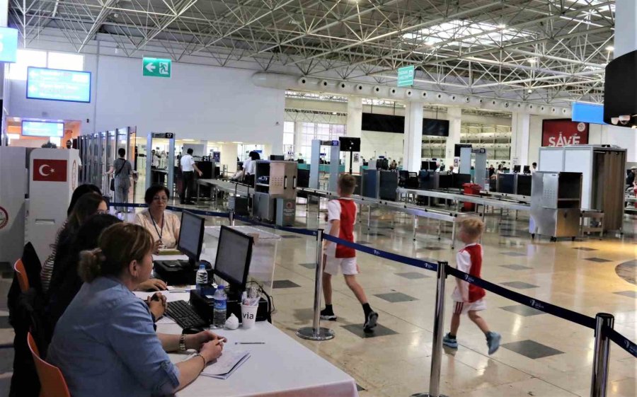 Antalya’da Tatilciler İkinci Turda Sandığa Akın Etti