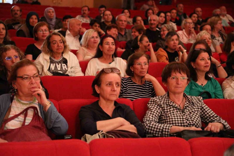 Aktif Yaşlılardan Müzikal Komedi