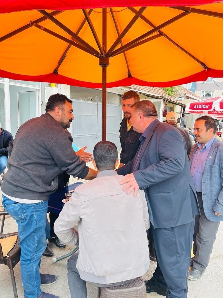 Beylikova Belediye Başkanı Özkan Alp, Cumhur İttifakı Mensuplarıyla Birlikte İlçe Pazarını Ziyaret Etti