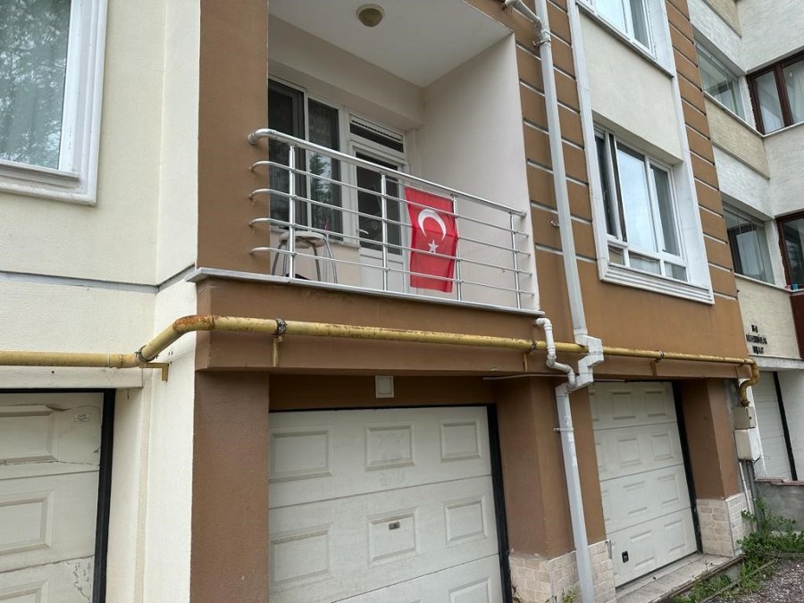Türk Bayrağına Ve Depremzedeye Çirkin Saldırı