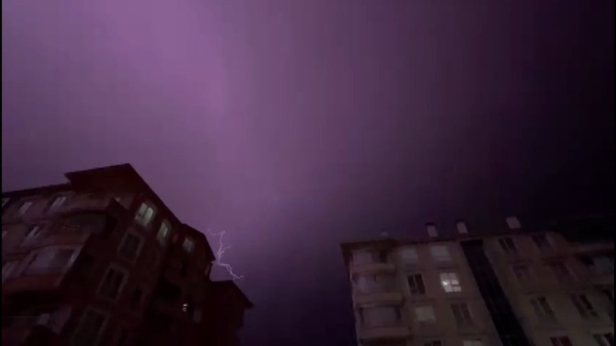 Şiddetli Yağmurla Birlikte Çakan Şimşekler Gökyüzünü Böyle Aydınlattı