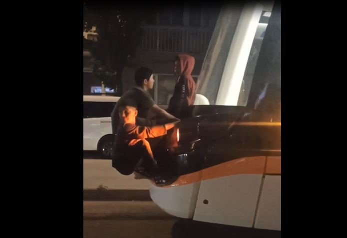 Çocukların Tehlikeli Tramvay Yolculuğu