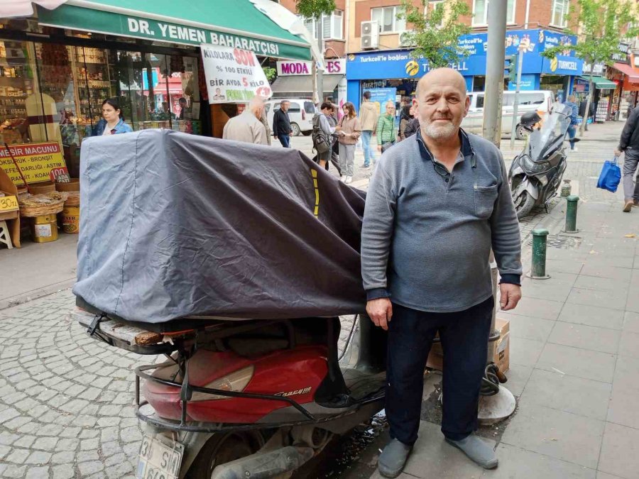 Etrafa Bilinçsizce Motosiklet Ve Scooter Bağlayan Vatandaşlara Esnaftan Esprili Uyarı