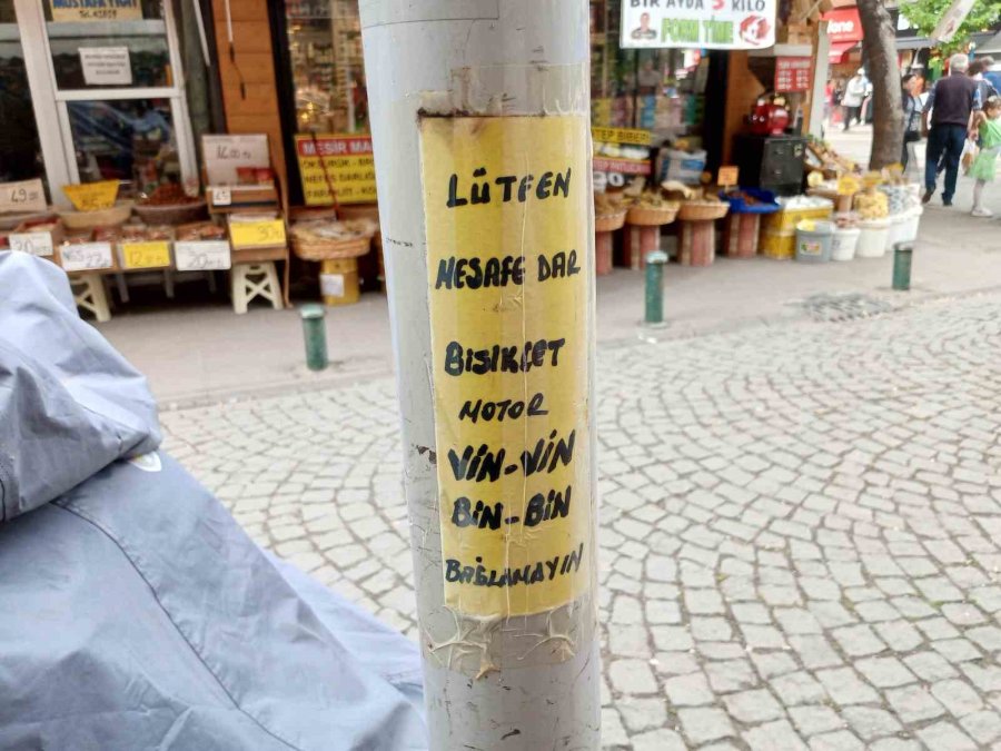 Etrafa Bilinçsizce Motosiklet Ve Scooter Bağlayan Vatandaşlara Esnaftan Esprili Uyarı