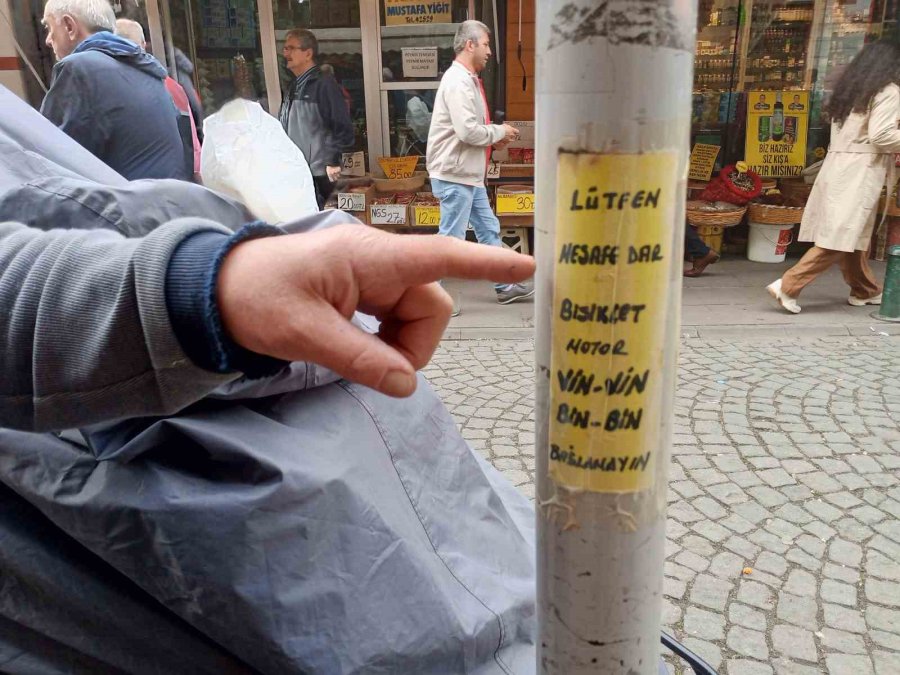 Etrafa Bilinçsizce Motosiklet Ve Scooter Bağlayan Vatandaşlara Esnaftan Esprili Uyarı