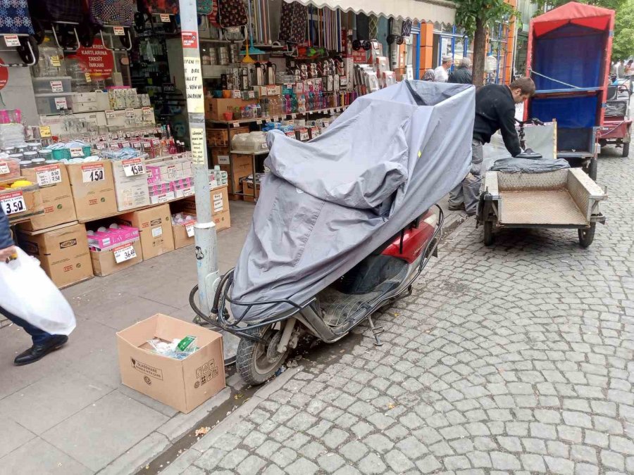 Etrafa Bilinçsizce Motosiklet Ve Scooter Bağlayan Vatandaşlara Esnaftan Esprili Uyarı