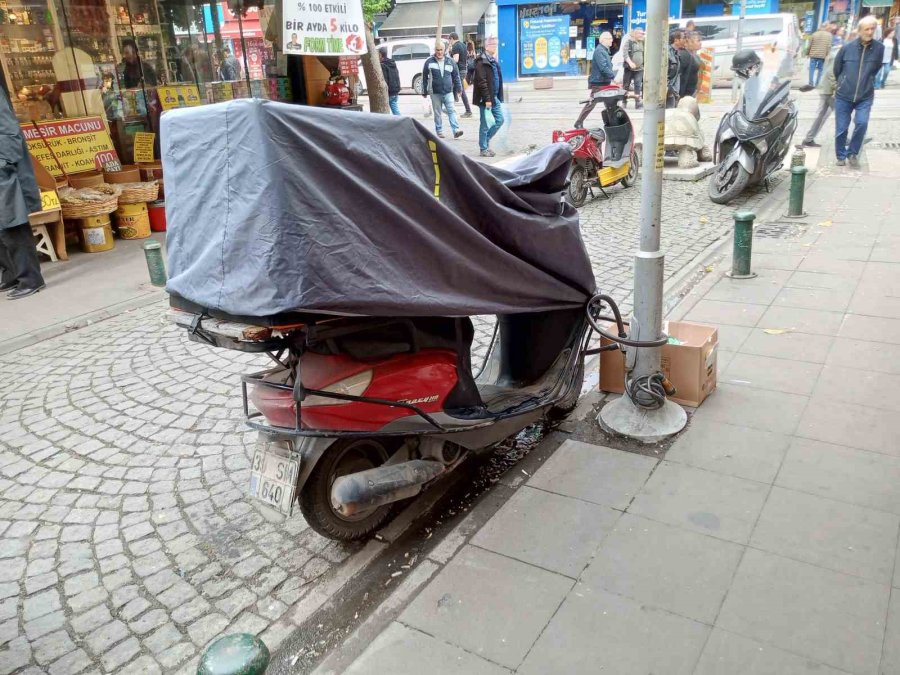 Etrafa Bilinçsizce Motosiklet Ve Scooter Bağlayan Vatandaşlara Esnaftan Esprili Uyarı