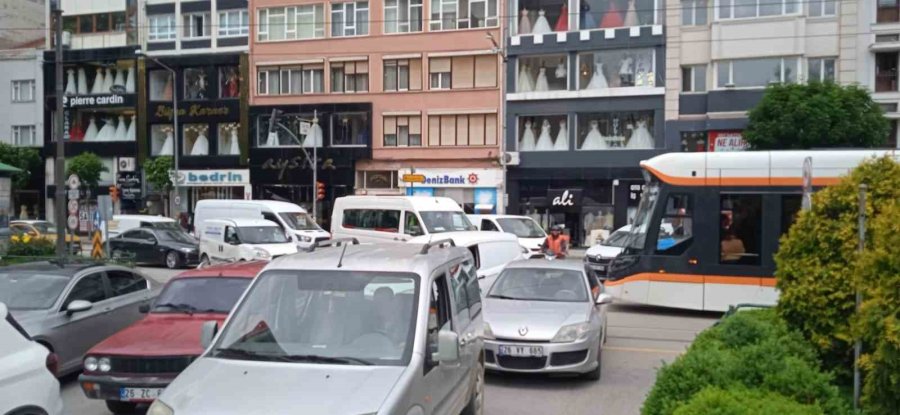Metrelerce Uzayan Otobüs Kuyruğu Trafiğin Sıkışmasına Neden Oldu