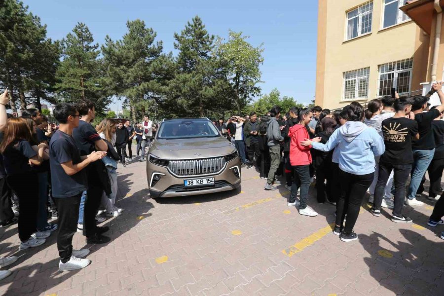 Başkan Büyükkılıç, Öğrencilerle Togg’u Buluşturuyor