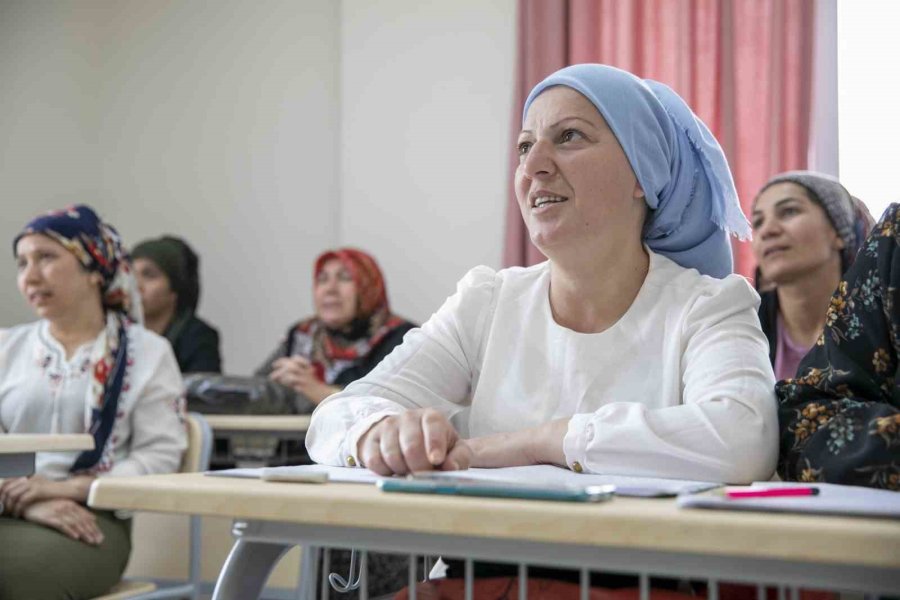 Mersinli Kadınlar Belediye Kurslarıyla Okuma Yazma Öğreniyor