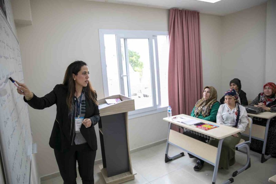 Mersinli Kadınlar Belediye Kurslarıyla Okuma Yazma Öğreniyor