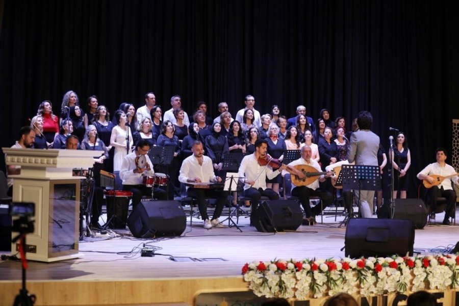 Halk Korosu İlk Konserini Verdi